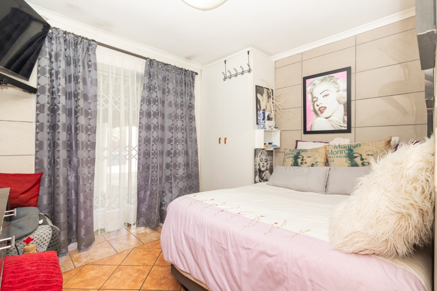 2 Bedroom Property for Sale in Oakglen Western Cape
